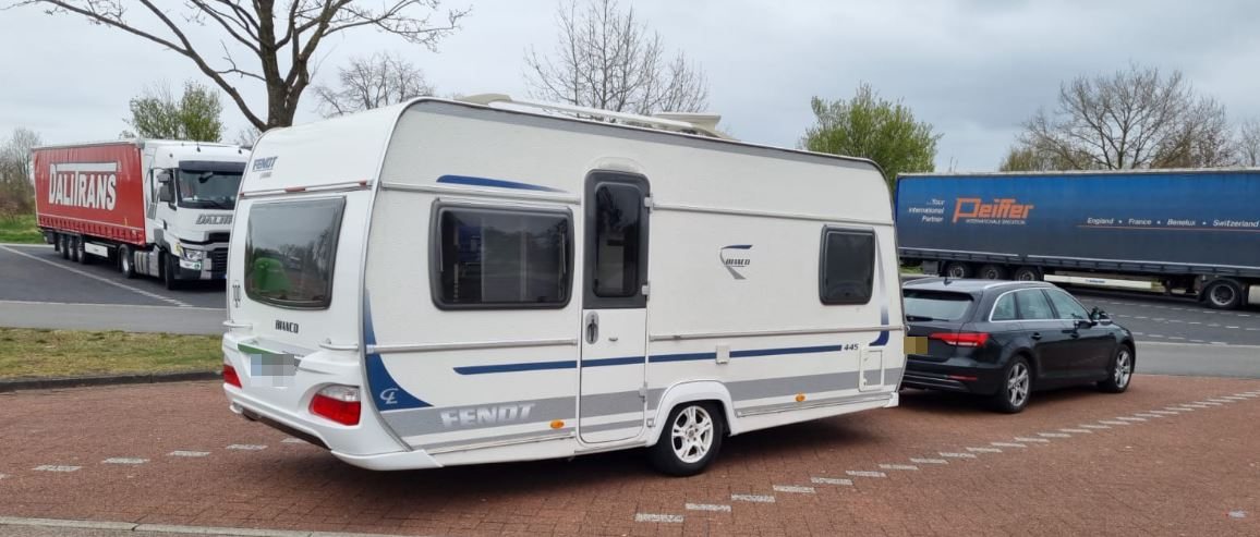 Fendt-caravan achter een Audi A4 Avant, zojuist in Duitsland opgehaald
